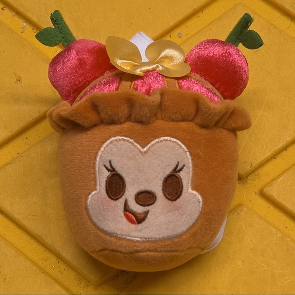 Disneyland Resort Munchlings Baked Treats Remix Plush - Minnie Mouse Cherry Tart
